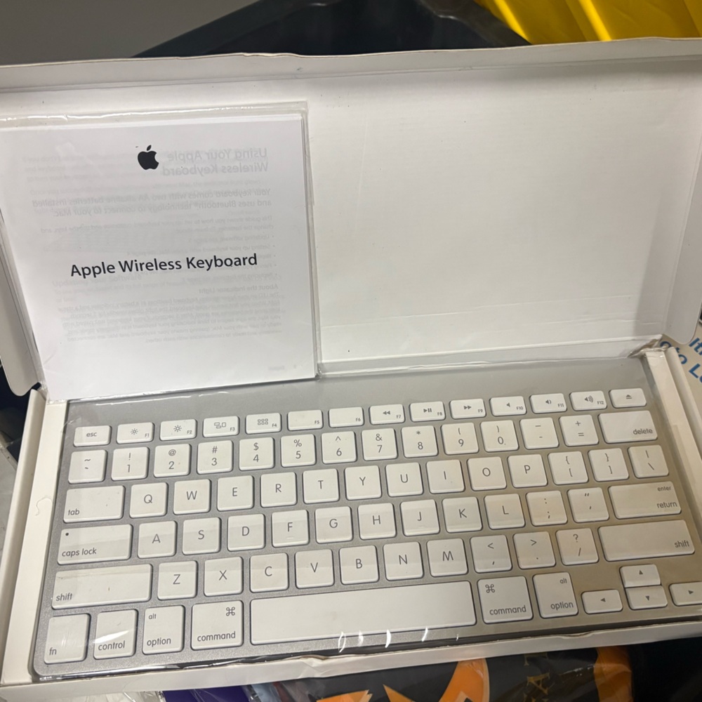Apple Wireless Keyboard — Silver aluminum with White keys